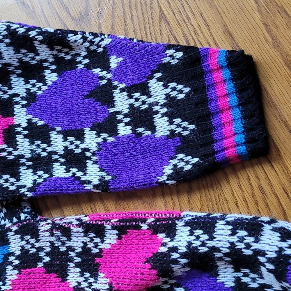 Sweater with heart design. Girls L. NWOT - Picture 5 of 5